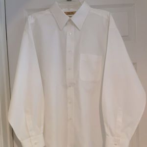 Gold Label Roundtree & Yorke Men’s White button down Dress Shirt